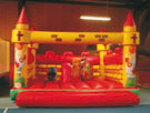 Jumping castle 'Castle' mit Spielelementen